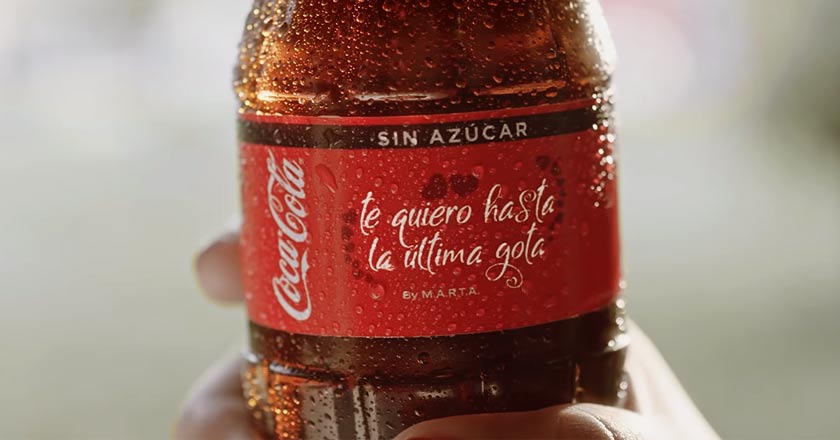 Coca-Cola lanza edición limitada de botellas con frases para enamorar