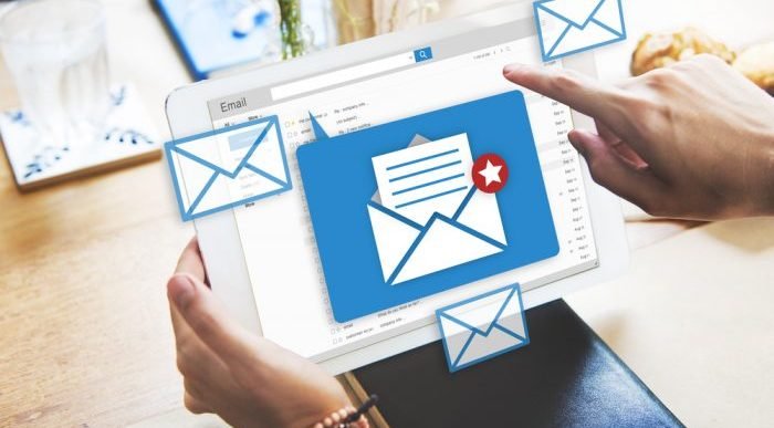 persona disfruta los beneficios de las plataformas de email marketing