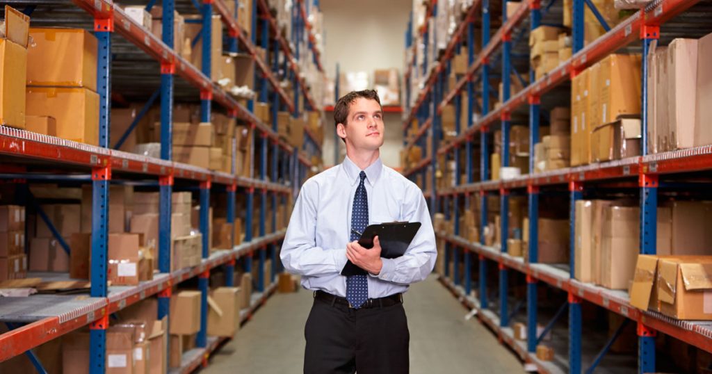 Retail Management de Centrump realizando inventario de depósito