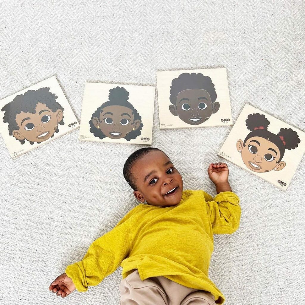 Madre crea juguetes con diversidad de colores de piel para que su hijo se sienta representado