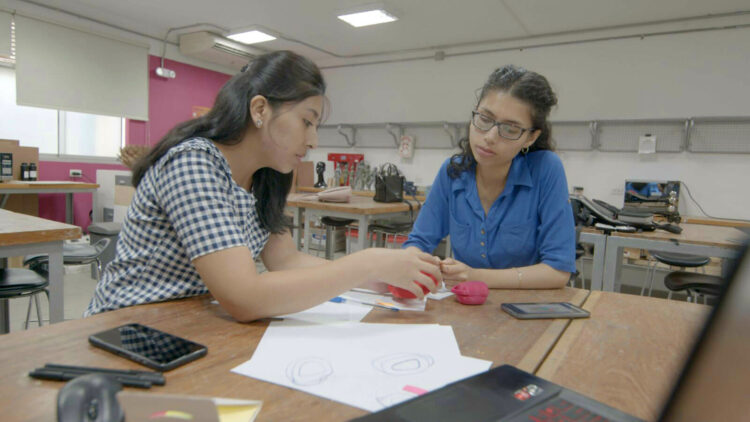 Estudiantes desarrollan dispositivo de auxilio rápido contra la violencia de género