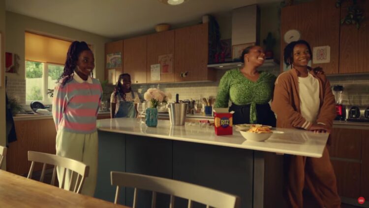 Ritz lanza campaña que captura el caos de las visitas que llegan con mucha anticipación