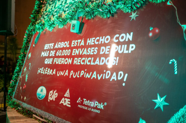 60 mil cajas recicladas de PULP dan vida a un imponente árbol de Navidad