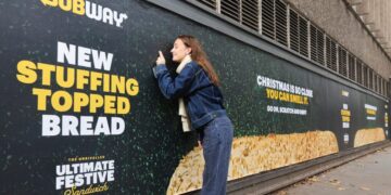 *** FREE FOR EDITORIAL USE ***
Subway rolls out a giant scented billboard in Blackfriars, London, to celebrate the launch of its new sage & onion stuffing-topped bread this festive season – as research reveals the best smells of Christmas. Credit: PinPep/Subway. Immediate release 00:01 9th December 2025.