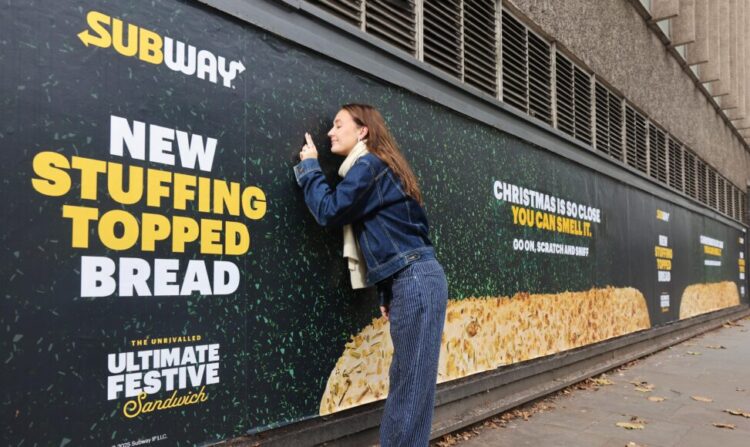 *** FREE FOR EDITORIAL USE ***
Subway rolls out a giant scented billboard in Blackfriars, London, to celebrate the launch of its new sage & onion stuffing-topped bread this festive season – as research reveals the best smells of Christmas. Credit: PinPep/Subway. Immediate release 00:01 9th December 2025.