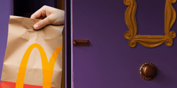 McDonald’s activa la nostalgia noventera con una campaña de intriga inspirada en Friends